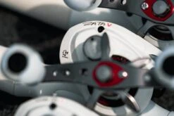 Abu Garcia Veritas Baitcasting Combo 18 Abu Garcia Veritas Baitcasting Combo -Deals US Rods And Reels Store ABU BAITCAST COMBO VERITAS LIFESTYLE 2021 003